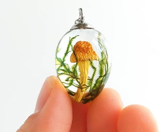 Mushroom pendant necklace, Moss necklace, Mushroom in resin necklace, Natural necklace for women, Botanical inspired jewelry, Mushroom lover