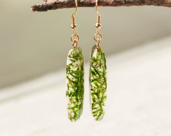 Pendientes verdes cuelgan, Pendientes botánicos, Pendientes de musgo real, Pendientes de escamas de oro, Joyas inspiradas en la naturaleza para mujeres, Pendientes de plantas reales