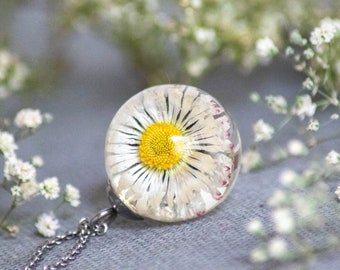 Real flower necklace, Daisy flower necklace, Delicate flower necklace, Unique gift for mother's day, White pendant necklace, Spring jewelry