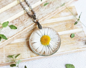 Dainty daisy necklace, Pressed daisy flower necklace, White flower necklace, Bridal shower gift ideas, Flower girl jewelry, Bridesmaid gifts