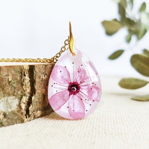 Cute and delicate real cherry flower collar made of transparent resin inspired by the spring. A wonderful piece of nature in this unique handmade creation. A touch of nature always around your neck. Luminous, transparent and crystalline!