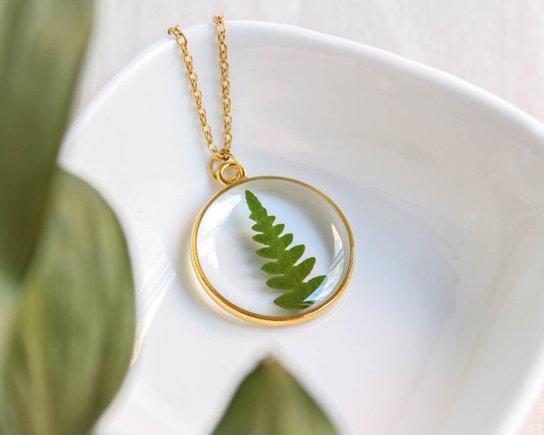 Zierliche Farn Halskette, Gepresste Pflanze Halskette, Botanische Halskette Gold, Zierlicher Goldschmuck, Botanisches Geschenk für Frauen, Zierliche Kreis Halskette Bild 1