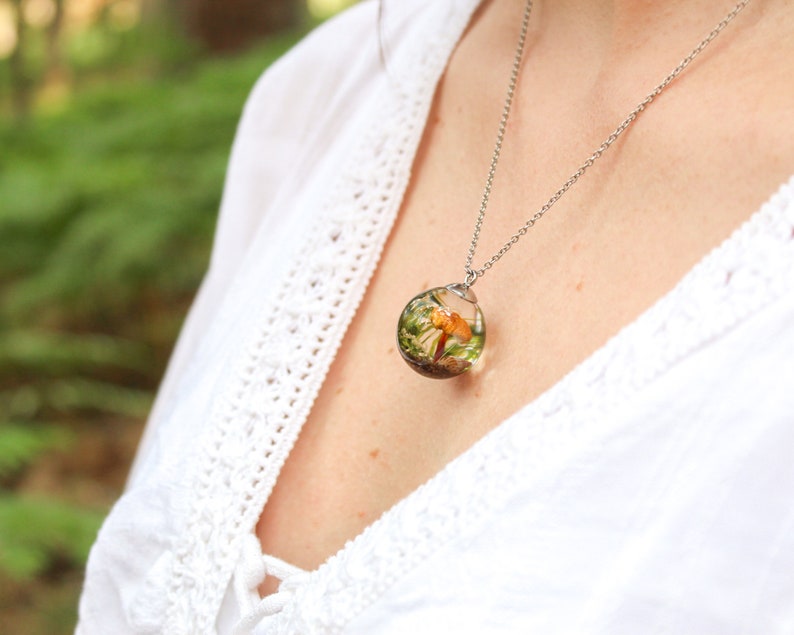 The jewel appears being worn on the neckline of a model. The light gives the jewel a beautiful crystalline shine. Perfect for spring and autumn moments. Carrying a bit of nature with you will make you feel great...!