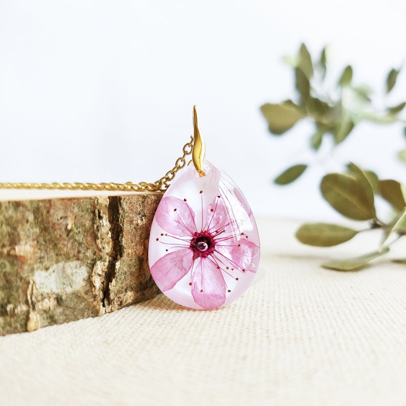 Cute and delicate real cherry flower collar made of transparent resin inspired by the spring. A wonderful piece of nature in this unique handmade creation. A touch of nature always around your neck. Luminous, transparent and crystalline!