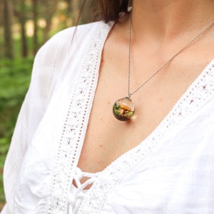 This beautiful creation appears on the model's neckline with a real mushroom inside. It is perfect to be worn with white clothes and give you an Ibizan touch.