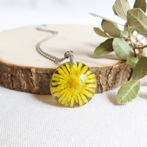 Beautiful semi-spherical resin pendant made of transparent resin inspired by the nature. Stunning original pendant inspired by the nature.
Customizable chain length. Brilliant and beautiful crystalline creation to have the nature always with you!