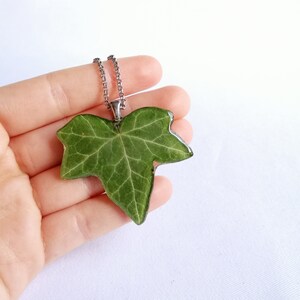This charming leaf collar appears on my outstretched fingers. Charming elegant pendant inspired by the nature. The resin provides a beautiful and crystalline optical effect that magnifies the interior. The essence of the nature forever in your hand!