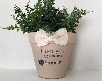 Grandma flower pot, personalized flower pot gift for grandma, love grows here grandma to be garden gift for grandma, nana gift grandchild