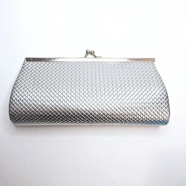 Mod Textured Silver Vinyl Clutch with Kiss Clasp