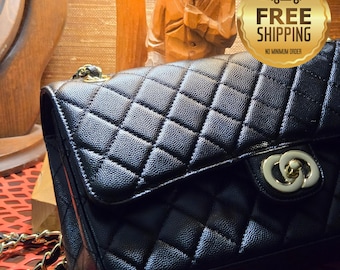 Bolsa de ombro em couro acolchoado com alça de corrente conversível - Elegância atemporal em preto/dourado ou branco/prateado. Selecione a opção desejada.
