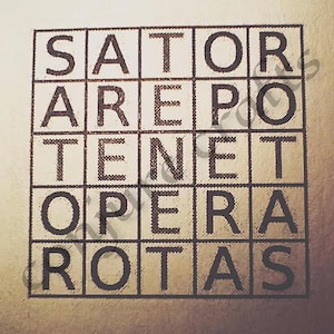 Puede incluir: Una cuadrícula cuadrada con las palabras "SATOR", "AREPO", "TENET", "OPERA" y "ROTAS" dispuestas en un patrón. Las letras están en una fuente serif y son oscuras sobre un fondo claro. La imagen tiene una apariencia vintage y envejecida.
