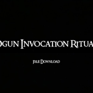 Op de afbeelding: Zwart-witte tekst op een zwarte achtergrond die "OGUN INVOCATION RITUAL" en "FILE DOWNLOAD" luidt.