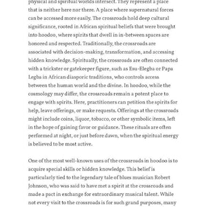 Op de afbeelding: Een zwart-witte tekstpagina met de titel "The Crossroads" en een beschrijving van de kruispunten in hoodoo, een spirituele praktijk die geworteld is in Afrikaanse tradities. De tekst beschrijft de kruispunten als een plek waar de fysieke en spirituele wereld elkaar ontmoeten, en waar geesten kunnen worden benaderd. Het noemt ook het gebruik van offerandes, zoals munten, alcohol en tabak, om gunst of begeleiding van geesten te verkrijgen.