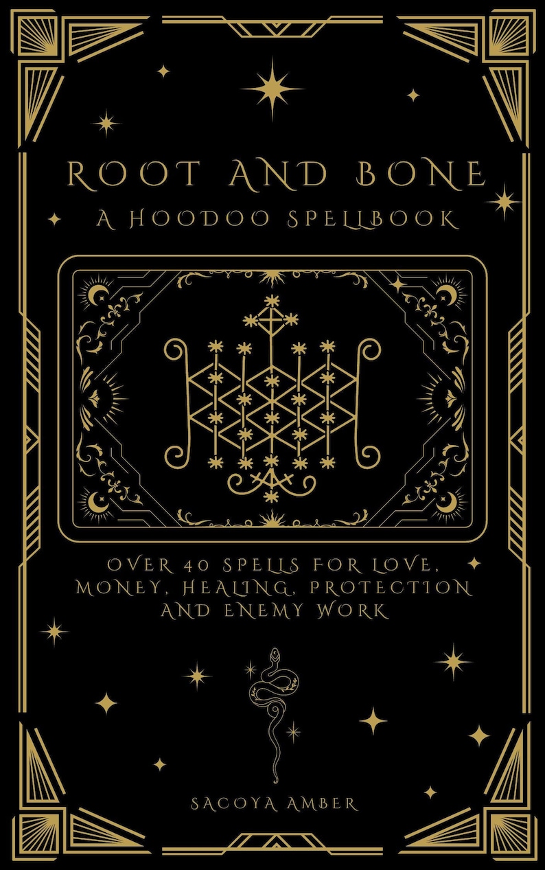 Op de afbeelding: Een zwarte en gouden boekomslag met de titel "ROOT AND BONE" en de ondertitel "A HOODOO SPELLBOOK". De omslag heeft een gouden ster, een gouden slang en een gouden symbool met een kruis en sterren.
