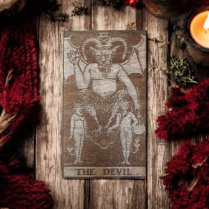 El diablo, carta de tarot de madera, adivinación, brujería, hoodoo, vudú, poder, santanismo, decoración de altar, magia oculta, arte en madera, regalos de brujería