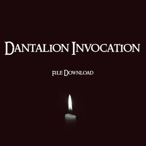 Könnte beinhalten: Eine weiße Kerze mit einer einzigen Flamme, die vor einem schwarzen Hintergrund brennt. Der Text "DANTALION INVOCATION" befindet sich über der Kerze und der Text "FILE DOWNLOAD" unter der Kerze.