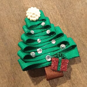 Christmas tree ribbon sculpture hair clip image 1