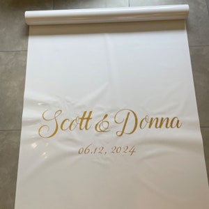 Runner da corridoio con monogramma dorato e specchio bianco: decorazioni per matrimoni