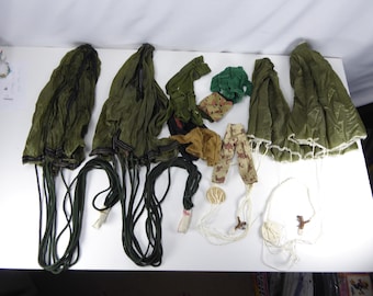 Blandat parti GI Joe skjortor, byxor och fallskärmar, arméöverskott, dragränna