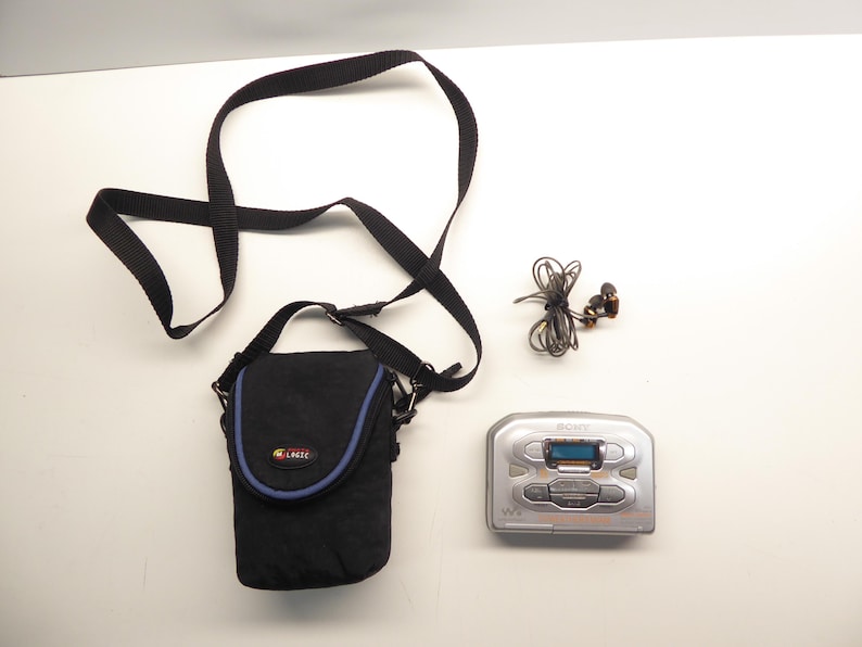 Sony Walkman WM-FX494 Kassettspelare AM-FM Väder med Klipsch-hörlurar och mjukt fodral bild 1