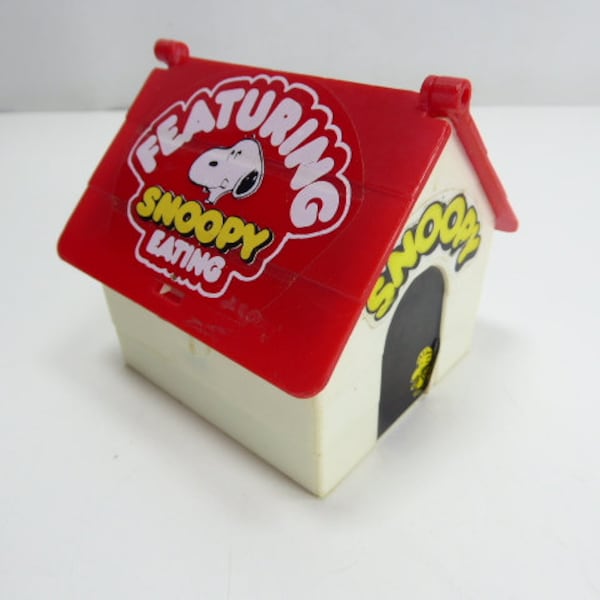 60's Peanuts Snoopy 'Pop up' Toy Plastic Dog House Hong Kong Aviva Hollywood, CA