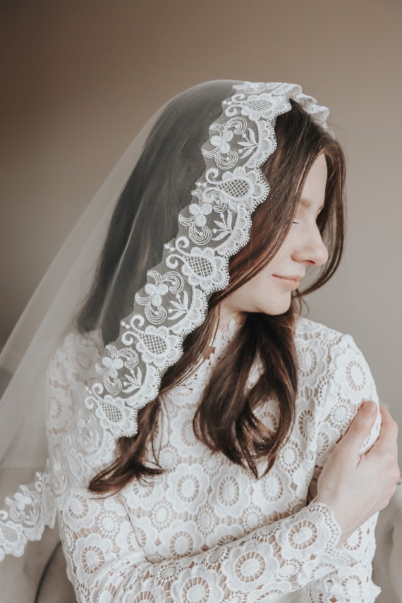 White Embroidered Veil, Elegant Lace Embroidery, Cathedral  display picture 2
