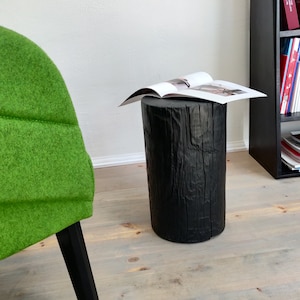 PiER Schwarzkiefernstamm, gebrannter Massivholzstumpf, massiv, verbranntes Holz, Yakisugi, Shou Sugi Ban, Block, Feuer, Podium, Hocker, Beistelltisch.