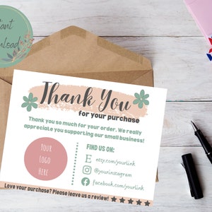 以下が含まれることがあります： ピンクとグリーンの花柄のデザインのサンキューカード。カードには「お買い上げありがとうございます」と書いてあり、ロゴを入れるスペースがあります。また、Etsy、Instagram、Facebookのソーシャルメディアアイコンとリンクも含まれています。