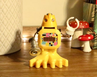 Sustainable Junk Art Robot - Eco Friendly Gift for Tech Lovers: Tick Tock 4.0