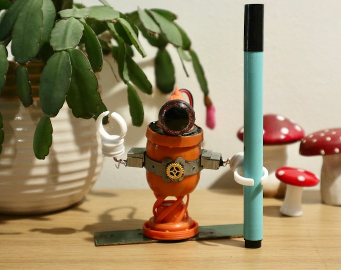 Sculpture Computer Geek Robot - Un cadeau parfait pour les nerds et les amateurs de science-fiction fabriqué à partir de pièces technologiques recyclées! Robot: Cône
