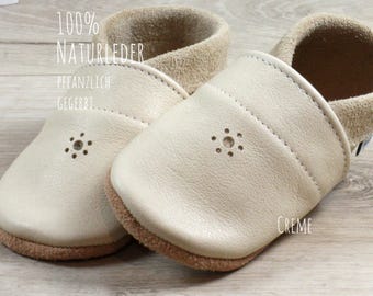 Organic leather crawling shoes minifußBio726 with a cute die-cut pattern, simple and chic for tiny feet. Baby and toddler shoes.