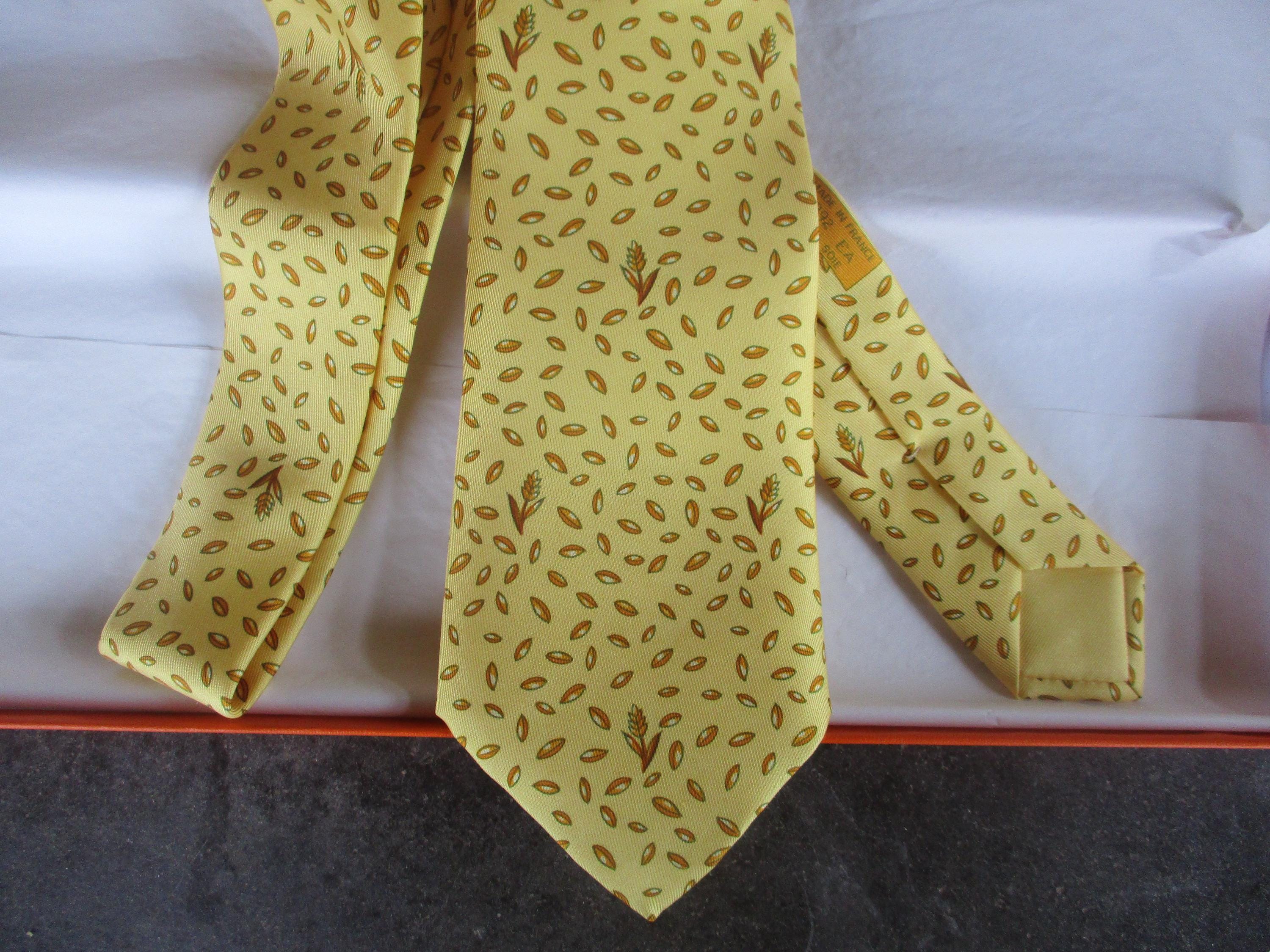 Cravate Hermès En Soie - Modèle Oiseaux Et Fleurs Jaune Bleu Vert Avec Sa Boîte D'origine