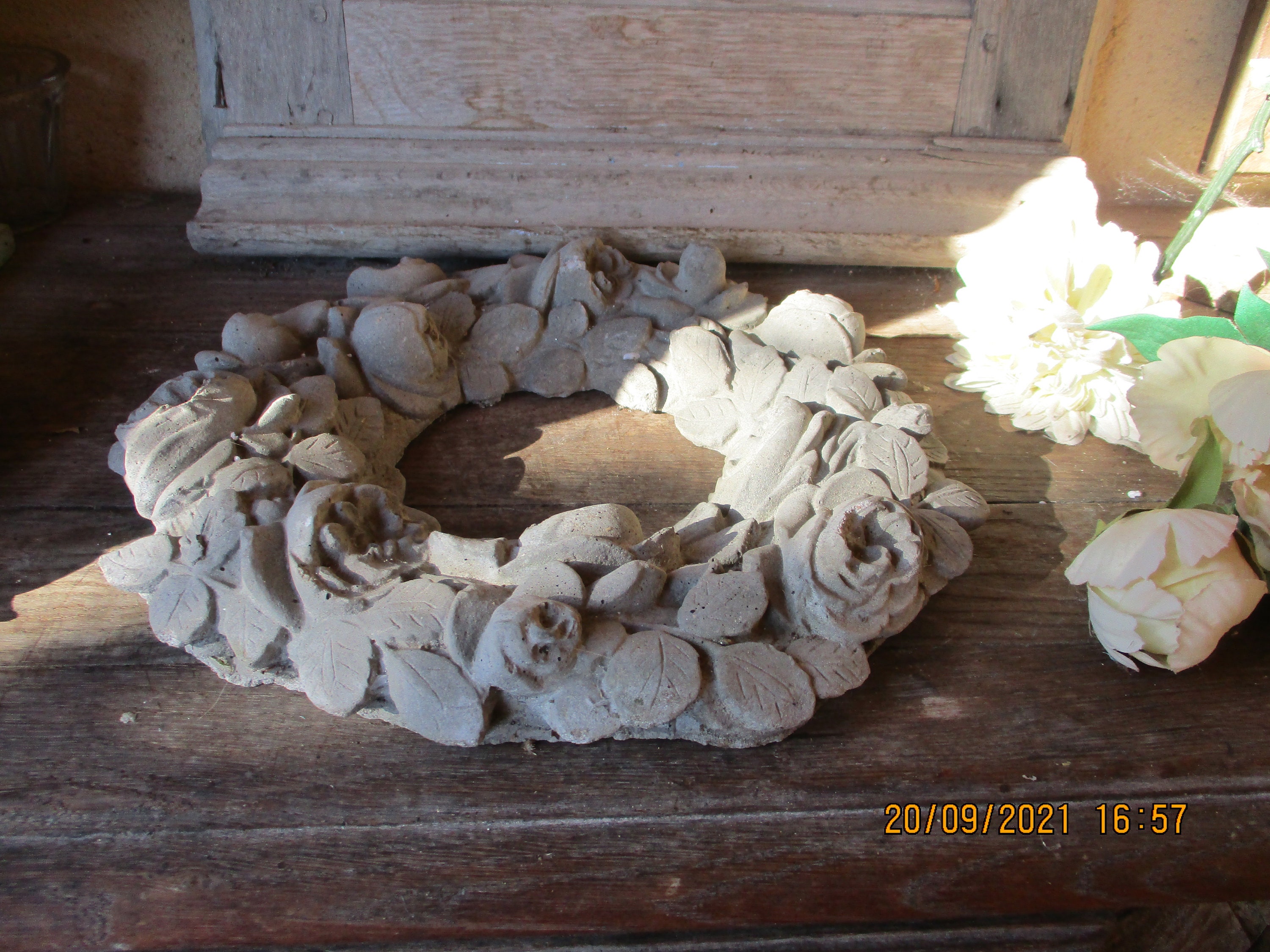 Antique Crown Wreath Ciment Roses Feuillage Garland Fait à La Main Années 1930