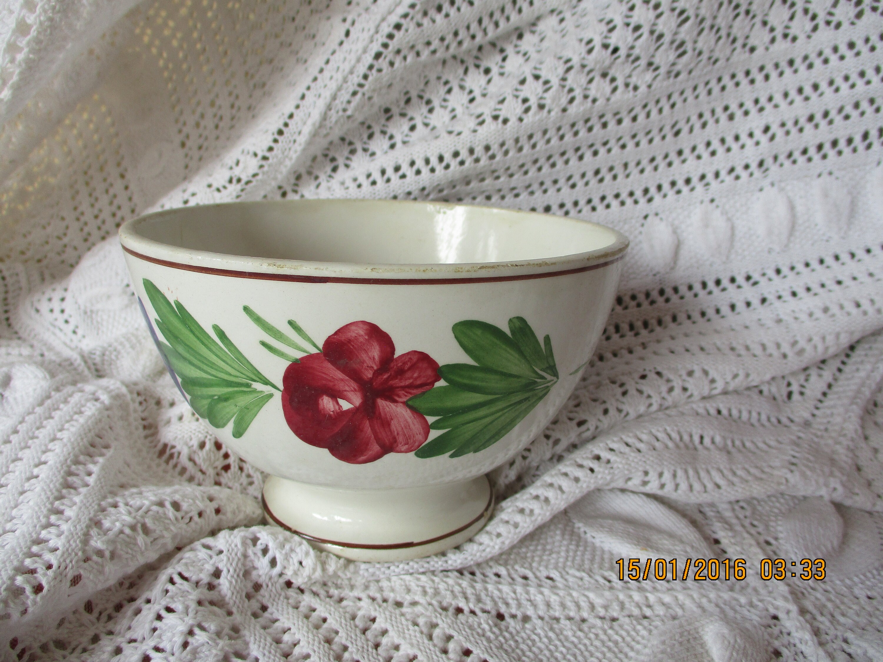 Antique Français Cafe Au Lait Bowl Motif de Fleurs Bleues et Rouges. Numeroted 6.