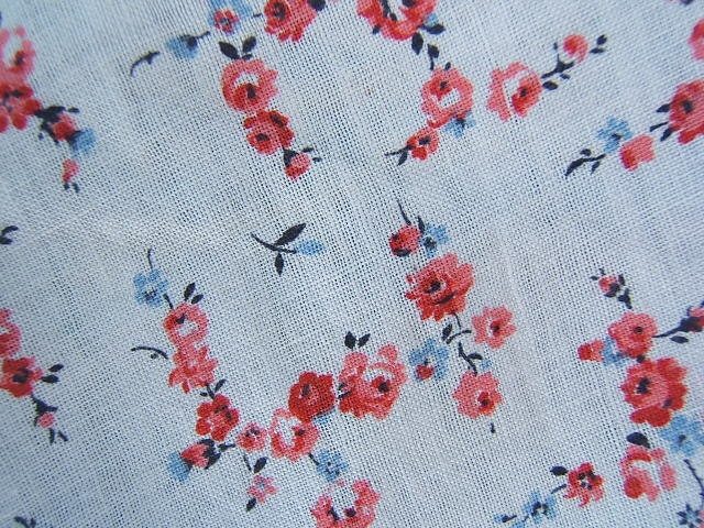 Beaux Motifs Cretonne | Coton de Petites Guirlandes Roses Roses sur Fond Blanc/Crème.