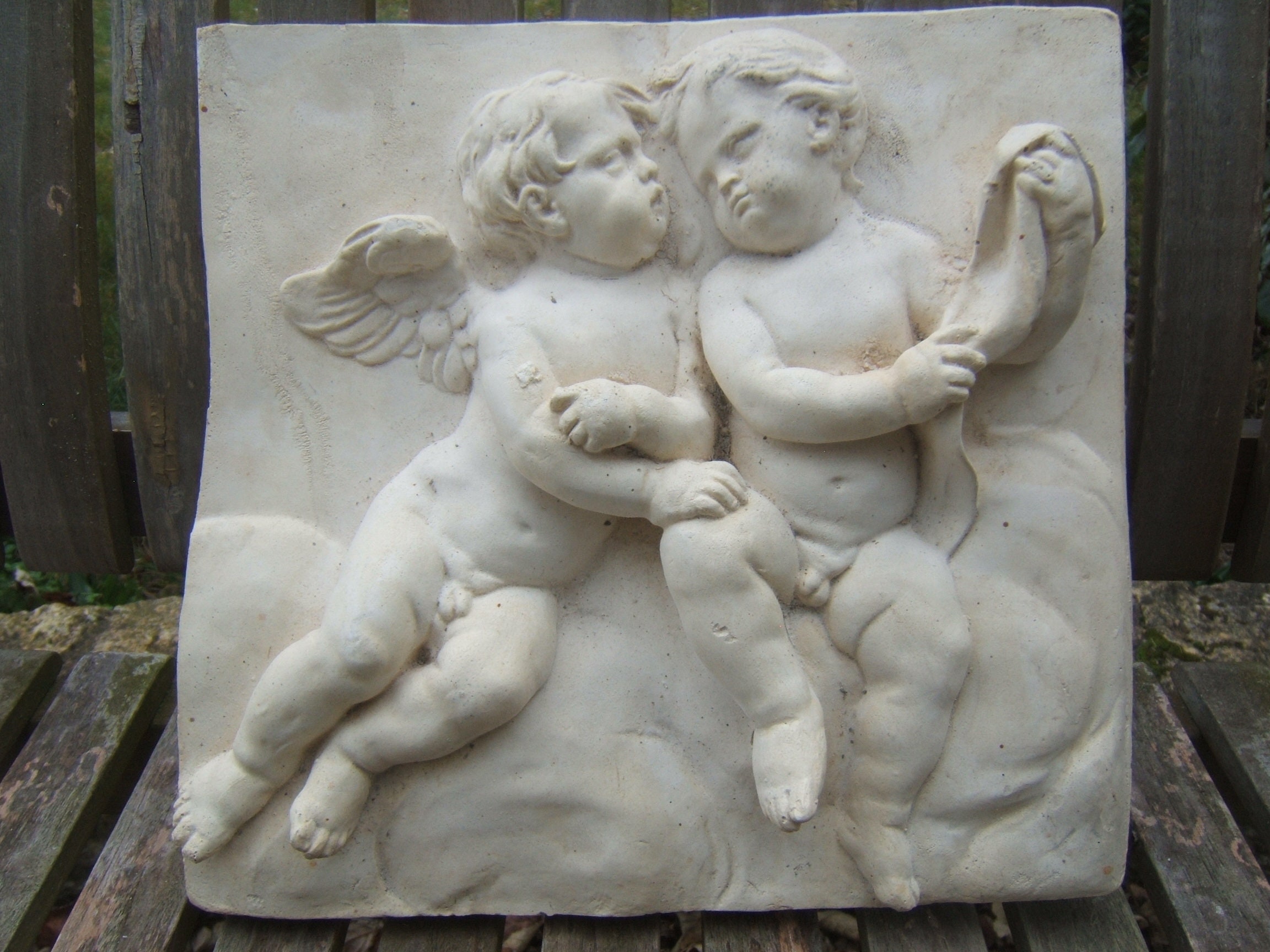 Vieux Plâtre Vintage avec Deux Gélanges d'aile Potelés Chérubins Cherub