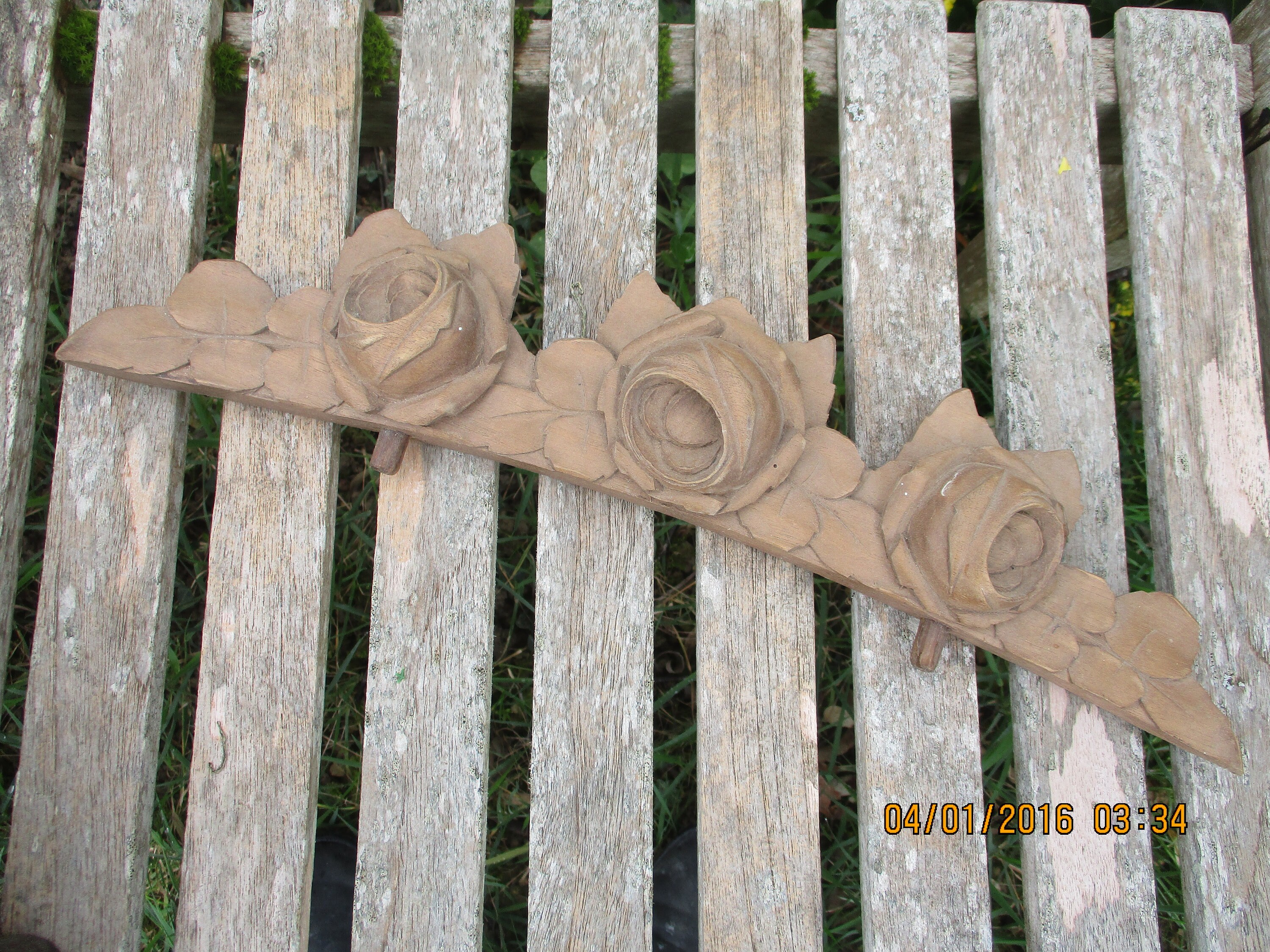 Ancien Petit Français Fronton en Bois avec 3 Roses Sculptées Récupération Architecturale Probablemen