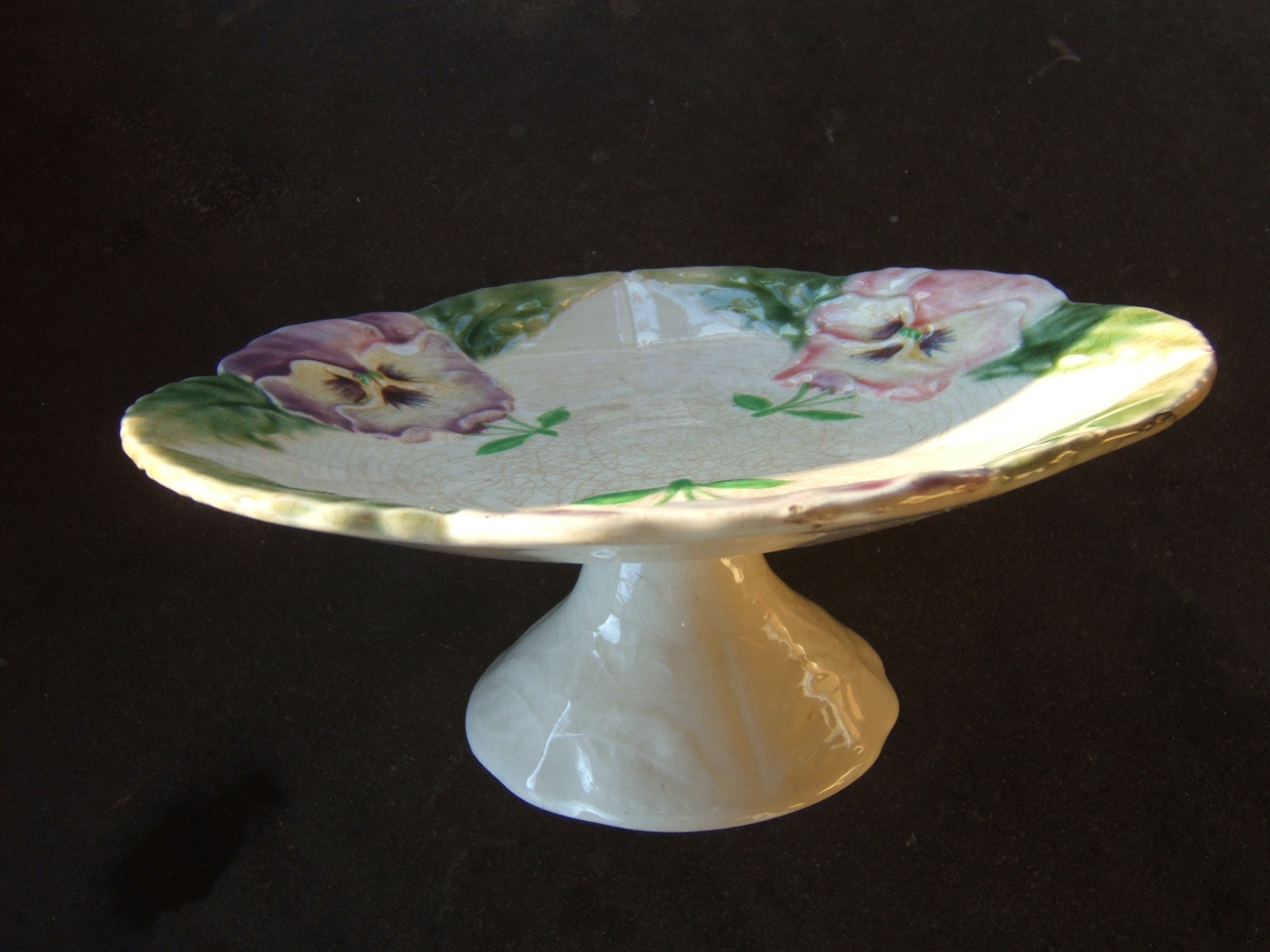 Français Majolica Bol Gâteau Aux Fruits Pedestal Pièce Maîtresse Fruitstand Rose Violet Pansy Manufa