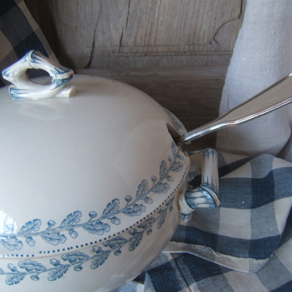 Antique Français wWhite and blue Faïence SOUPE TUREEN de U & C Sarreguemines datant de 1900 Style Gustavien Décor CHENE