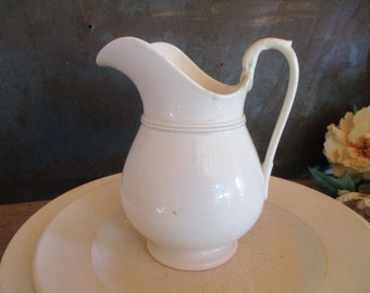 Jarra de lavado blanca de loza blanca antigua PITCHER Manufactura firmada VIEILLARD Burdeos Impresionado 1880 Estilo gustaviano