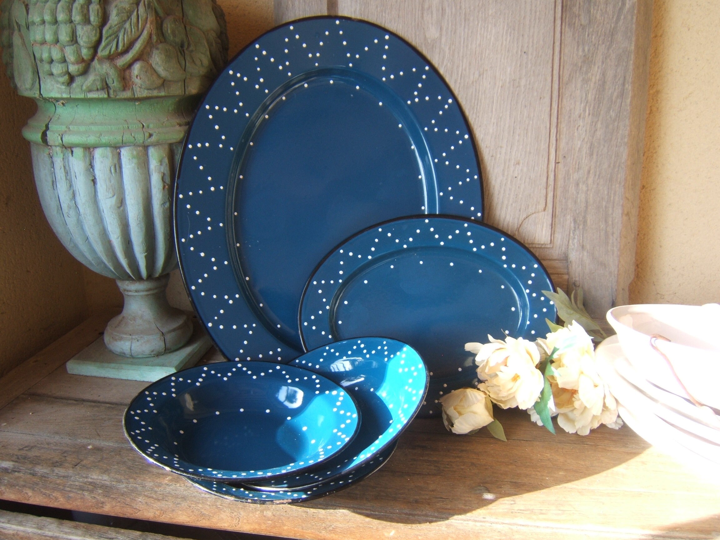 Vieux Enamelware 2 Dish et 3 Plaques Polka Dot Blanc Cobalt Bleu Gustavian