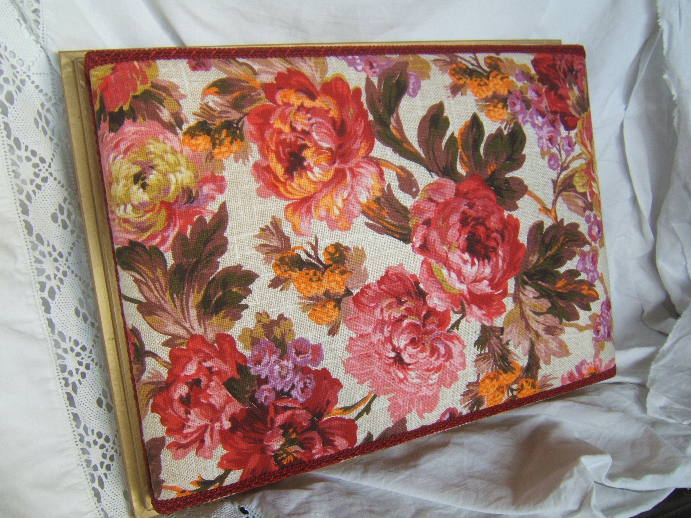 Rare Grand Millésime Français Fabric Boudoir Chocolate Box avec Pink Peonies Sweetmeat Confiseur Ca