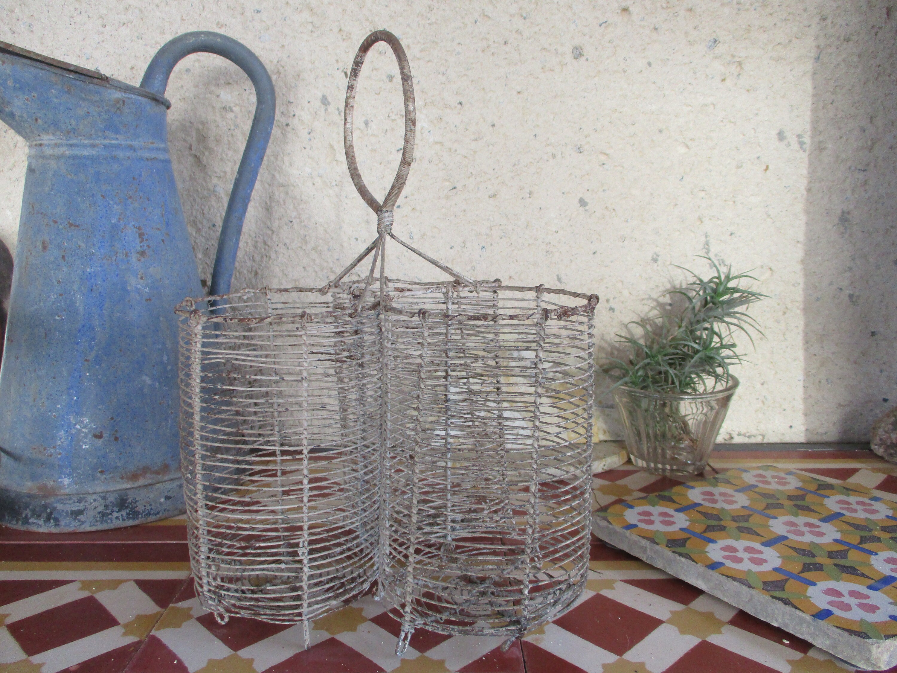 Très Rare Antique Français Fait à La Main Shabby Chic Wireware 3 Wine Bottle Carrier Rack Circa 1850