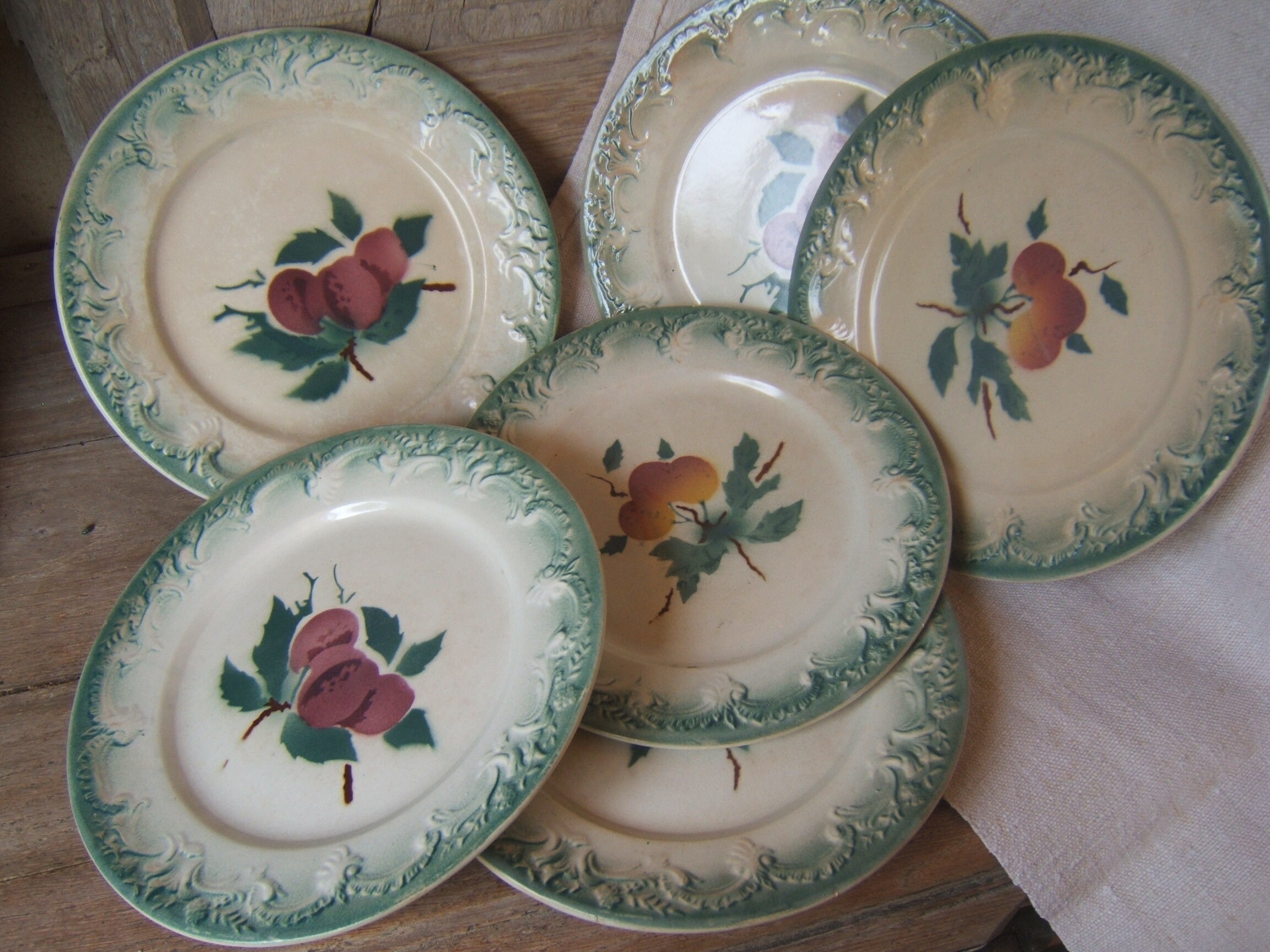 Antique Set 6 Français Assiettes Fruits Motif Pochoir Pourpre et Jaune Plums Ca 1920