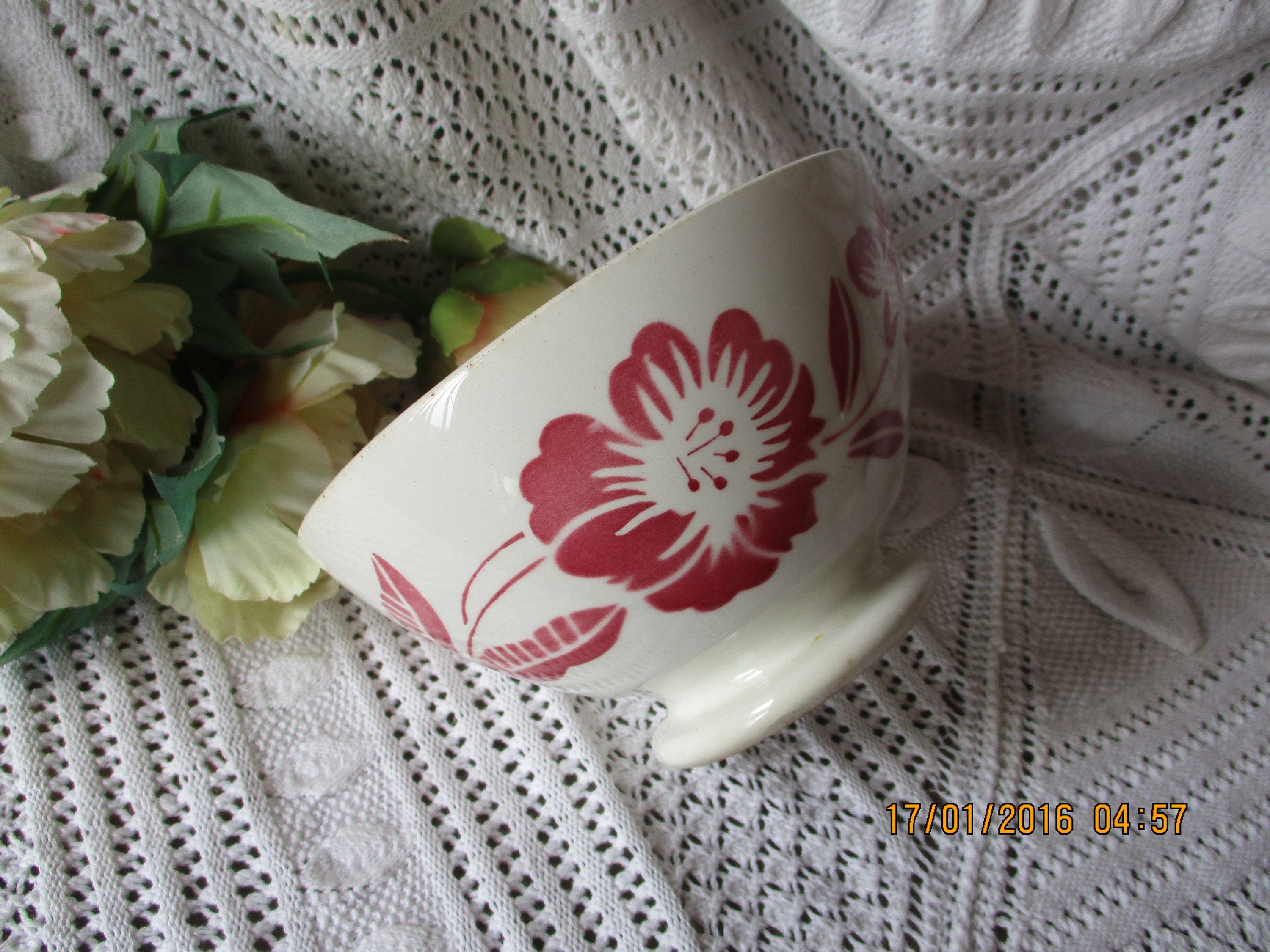 Rare Énorme Antique Français Cafe Au Lait Bowl Art Déco Rose Flowers | Pivoine ? et Motif de Guirlan