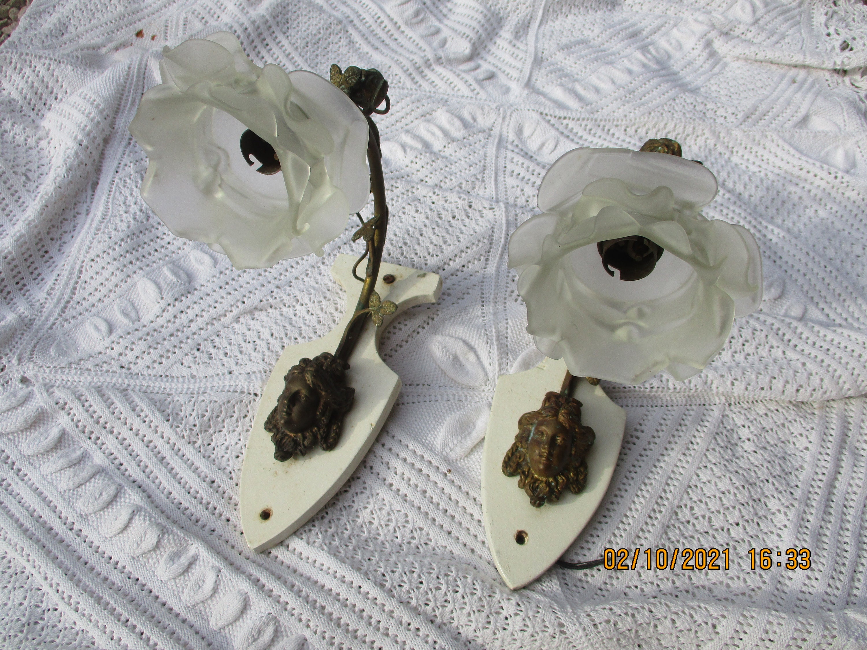 Antique Français Minable Roses Verre Fondu Paire Ormulu Laiton Sconces Femme Face 19Th
