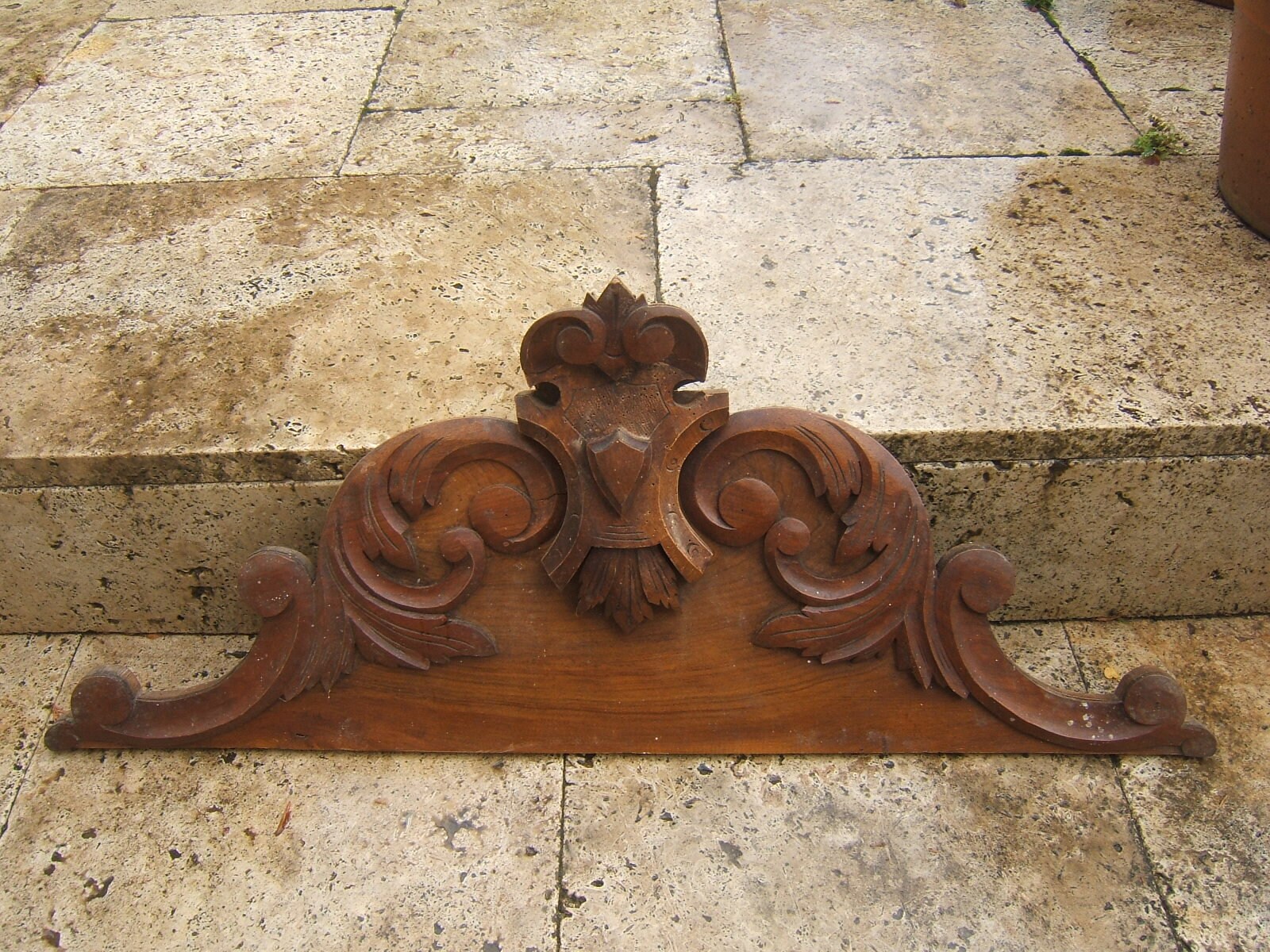 Ancien Français Pediment en Bois Récupération Architecturale Placage de Noyer Probablement 19Ème