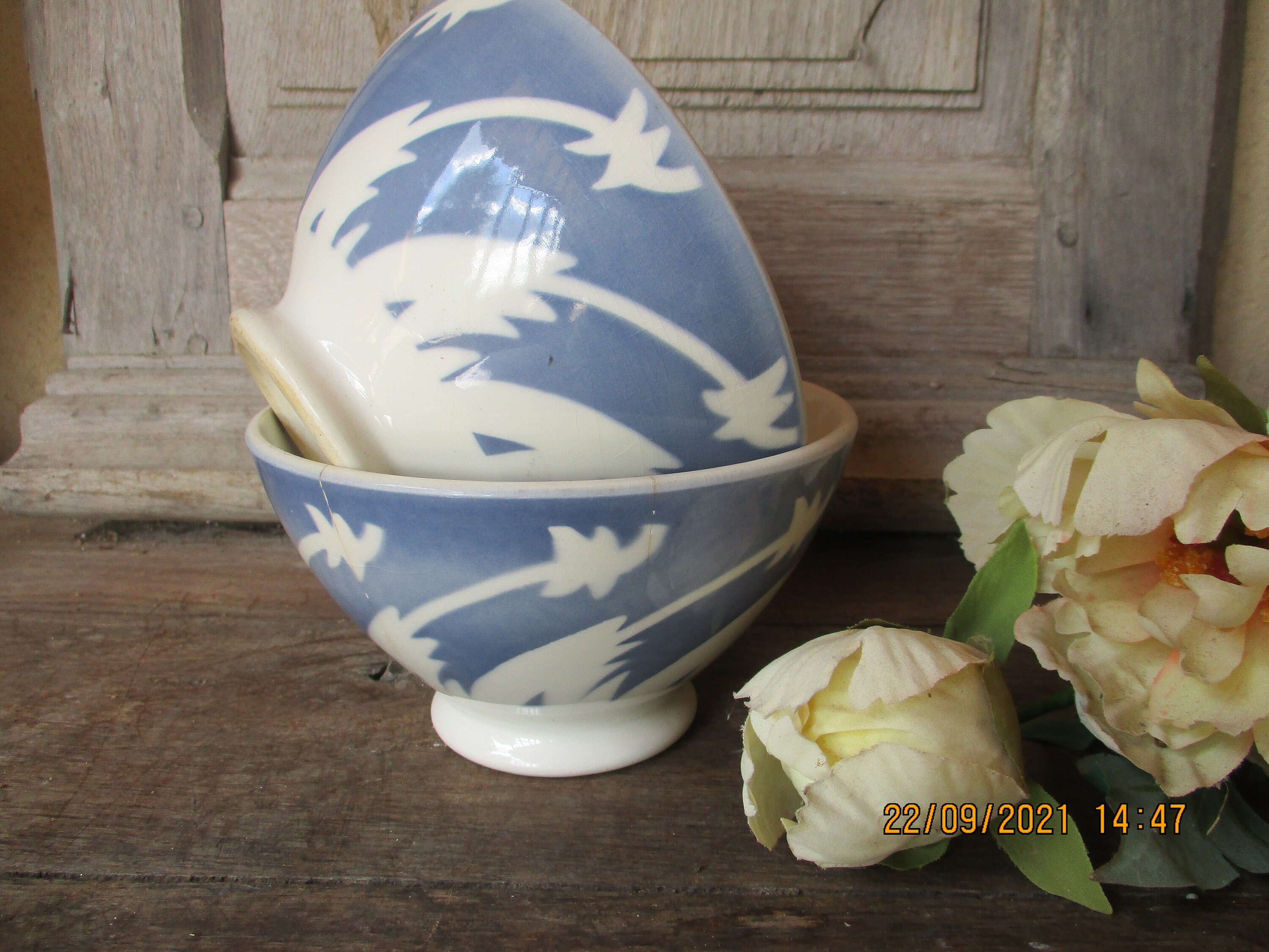 Rare Set 2 Antique Hearthenware Cafe Au Lait Français Bowl Art Déco Motif Blanc et Bleu/Gris