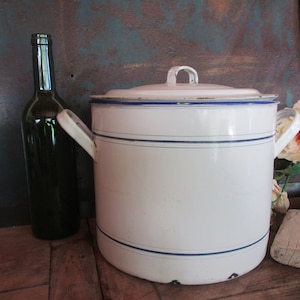 Grande Marmite antique « Faitout » en émail blanc avec liseré bleu de style GUSTAVIEN. Cuisine de ferme vers 1940