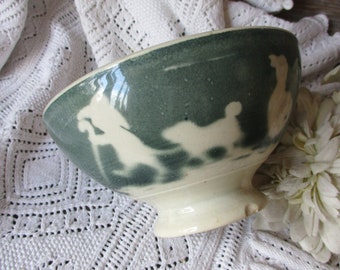 Rare CAFE au LAIT Français BOWL Animaux Paysans motif. signé Castres . Fond vert.